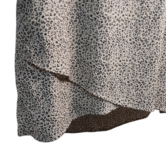 Chelsea & Theodore Blouse Women’s Leopard Print Crossover Hem V-Neck  Size Large - Picture 7 of 9
